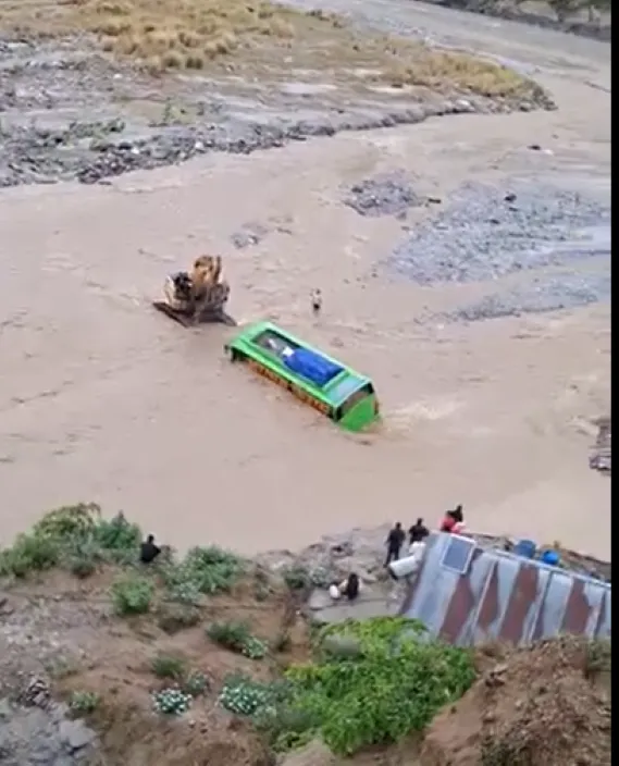 बाढीमा यात्रुबाहक बस फस्यो, ३० यात्रुको सकुशल उद्धार